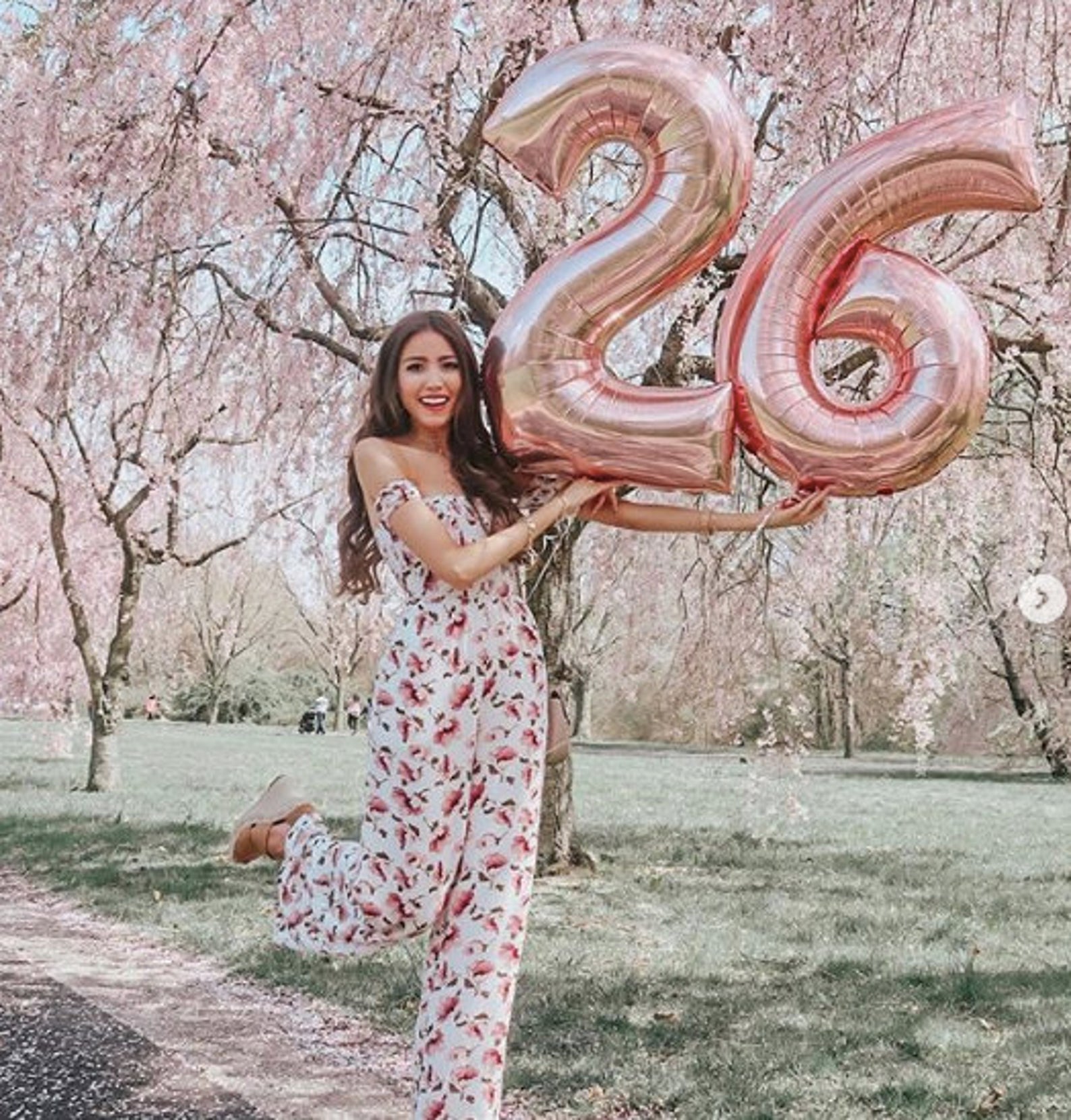 Birthday. Number balloons. Friends. Party. Photography. Pictures. Best  friends. Gold balloons. Do… | Friend poses photography, Cute friend  pictures, Friend pictures